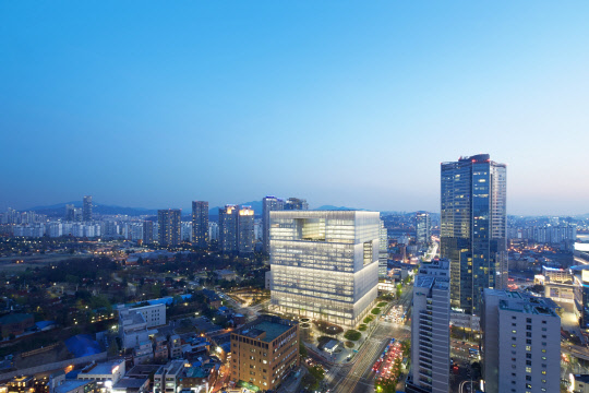 아모레퍼시픽 본사 사옥이 세계초고층도시건축학회가 주최하는 어워즈에서 대상 2개와 우수상 1개를 수상했다. 사진은 아모레퍼시픽 본사 사옥 전경. <아모레퍼시픽 제공>